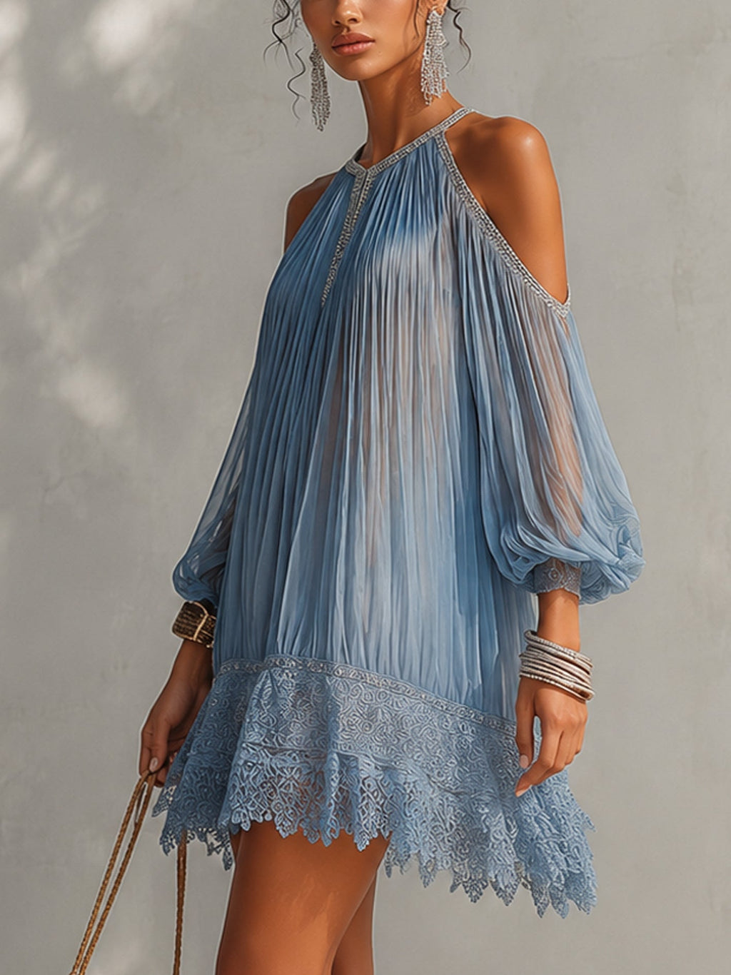 Vestido mini plisado azul con hombros abiertos Elvira, vista 2