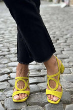 Sandalias de tiras cruzadas de Valentina Montier, detalle del diseño
