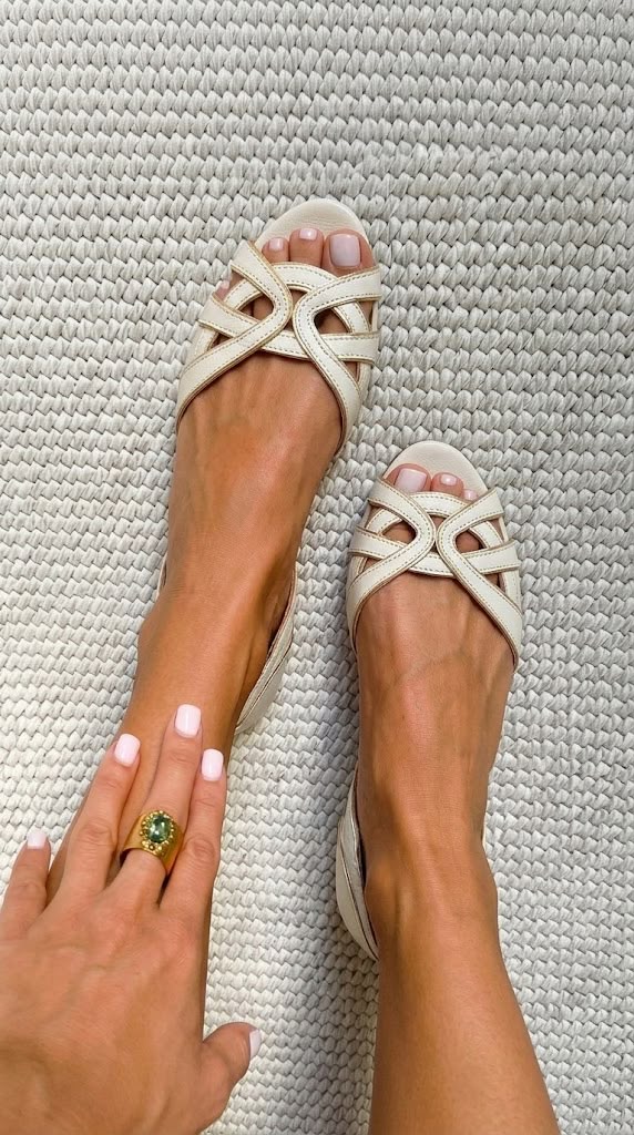 Sandalias trenzadas en crema de Valentina Montier, vista complementaria