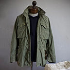 Federico | Cazadora militar M-65 con capucha oculta, vista complementaria o detalle del producto 4, detalle del diseño