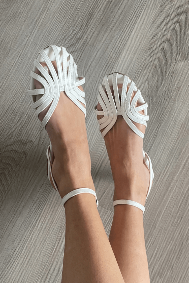 Sandalias doradas de vestir de Valentina Montier, vista complementaria