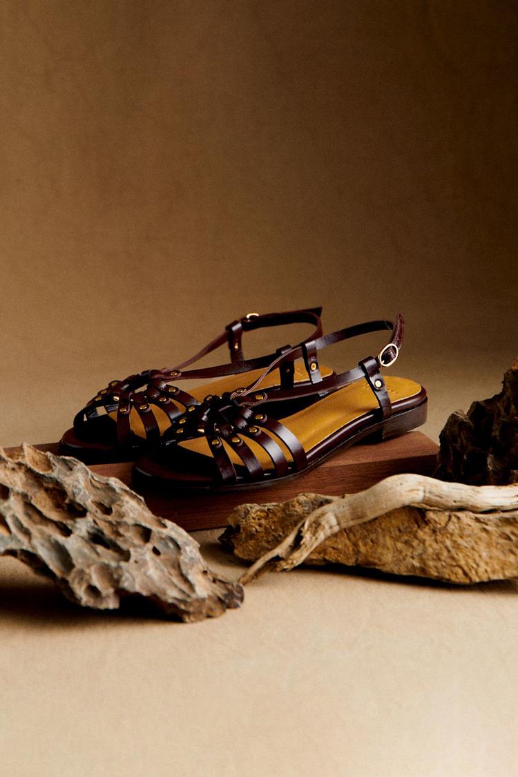 Sandalias planas de inspiración artesanal de Valentina Montier, detalle del diseño