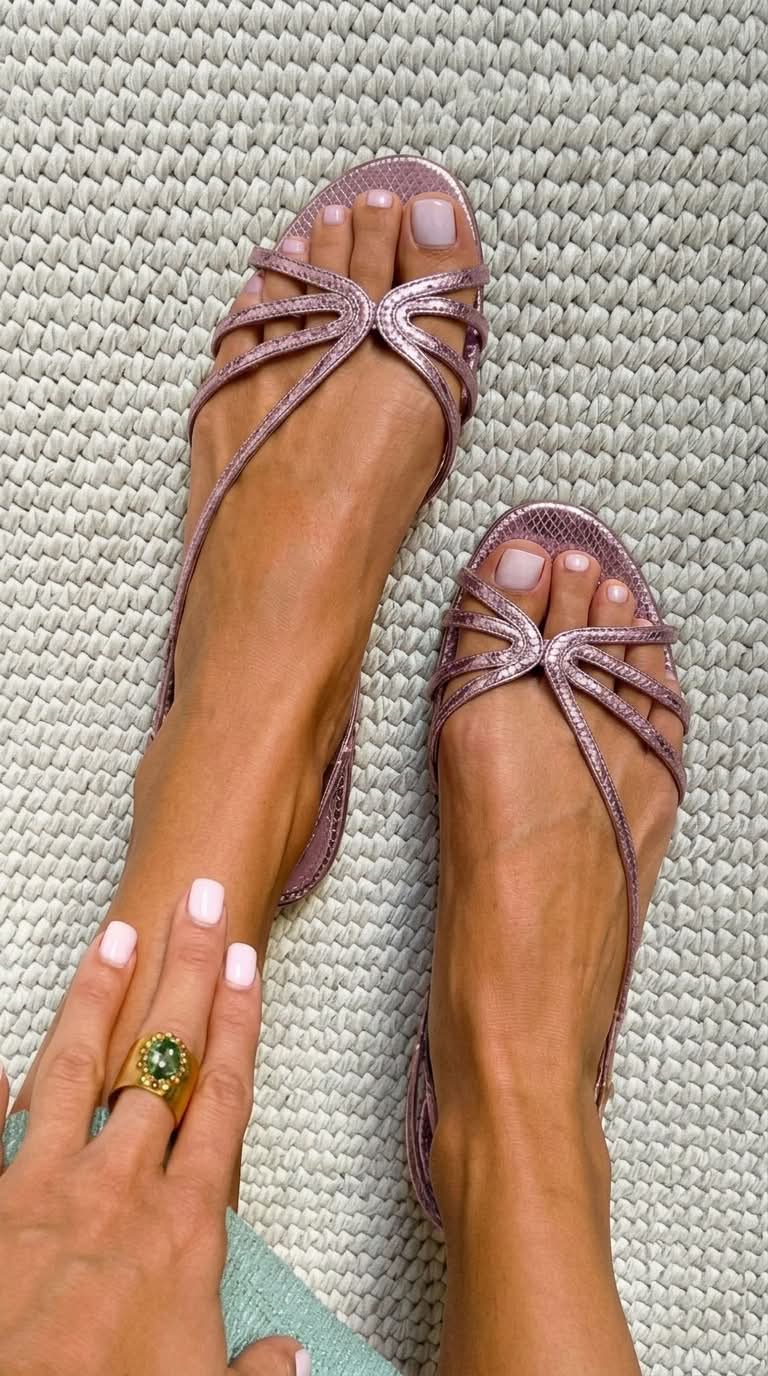 Sandalias doradas de tiras finas de Valentina Montier, vista complementaria