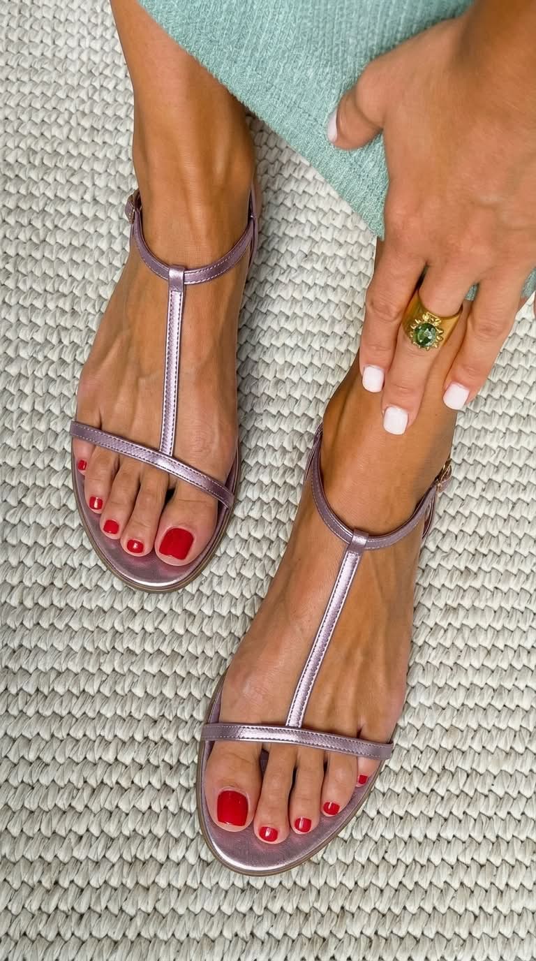 Sandalias planas doradas de Valentina Montier, vista alternativa