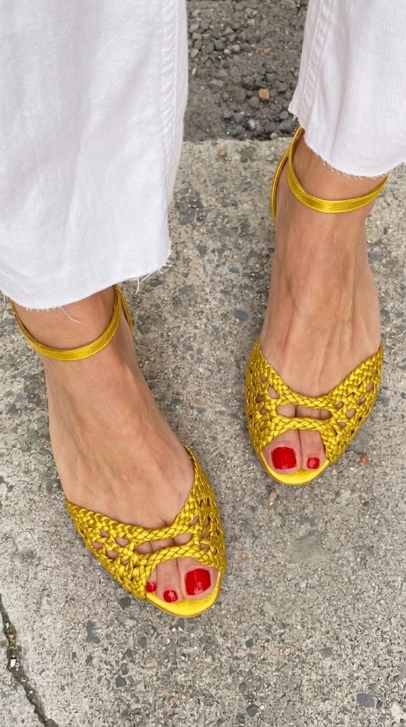 Sandalias trenzadas con pulsera de Valentina Montier, vista complementaria