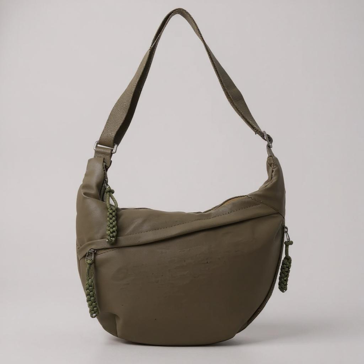 Bolso bandolera Aria en color verde oliva, detalle del diseño