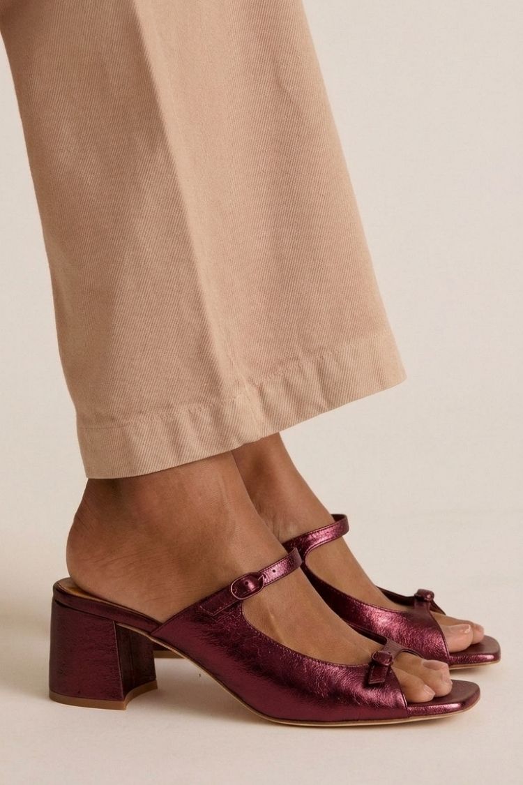Sandalias de tiras elegantes de Valentina Montier, detalle del diseño