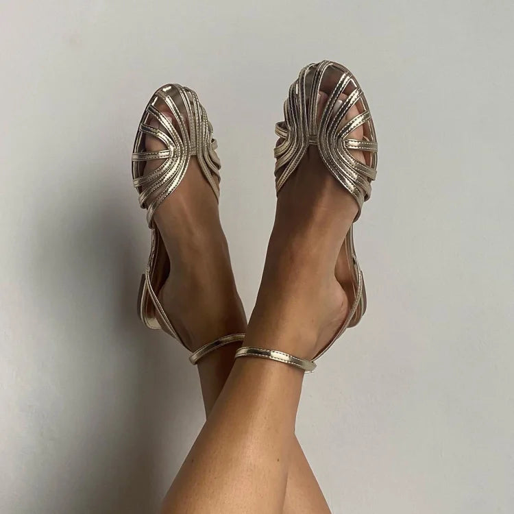 Sandalias doradas de vestir de Valentina Montier, detalle del diseño