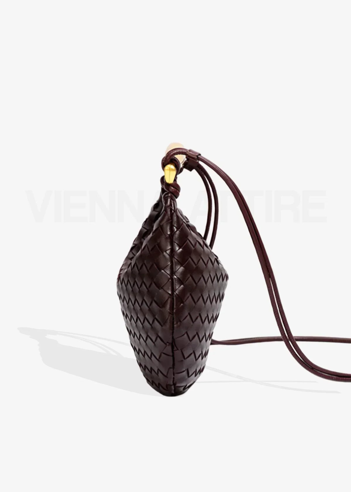 Malena | Bolso trenzado con asa dorada