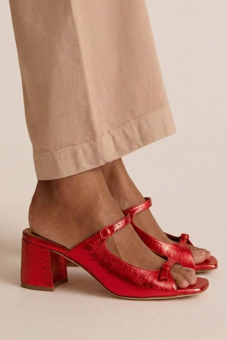 Sandalias de tiras elegantes de Valentina Montier, detalle del diseño