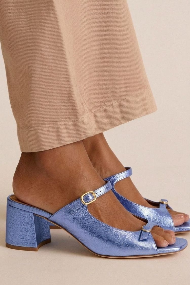 Sandalias de tiras elegantes de Valentina Montier, detalle del diseño