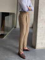 Valentín, Pantalón sastre de cintura alta, color camel, vista lateral de cuerpo entero, vista alternativa