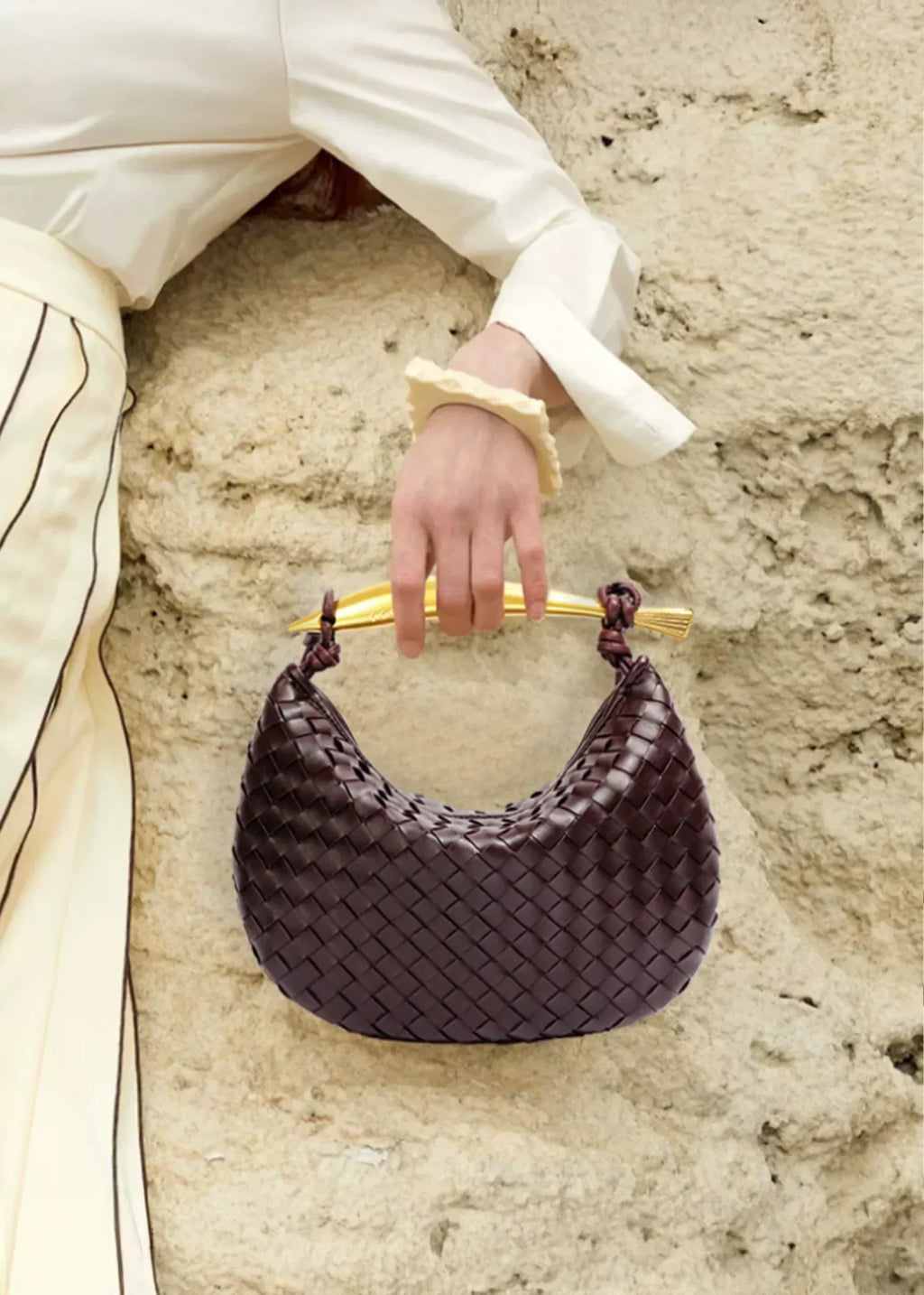 Malena | Bolso trenzado con asa dorada