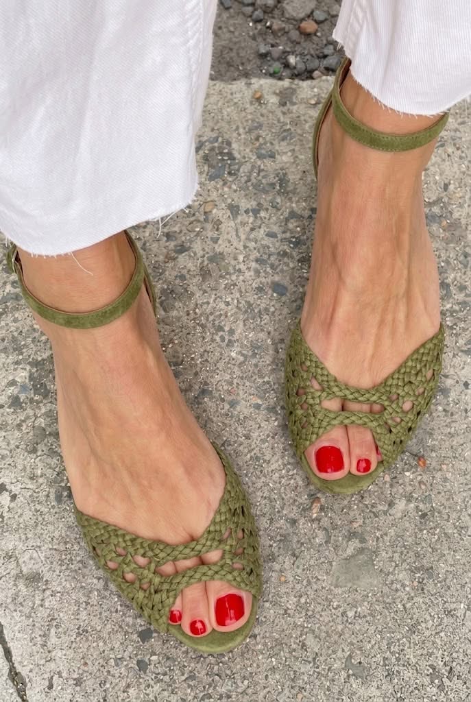 Sandalias trenzadas con pulsera de Valentina Montier, detalle del diseño