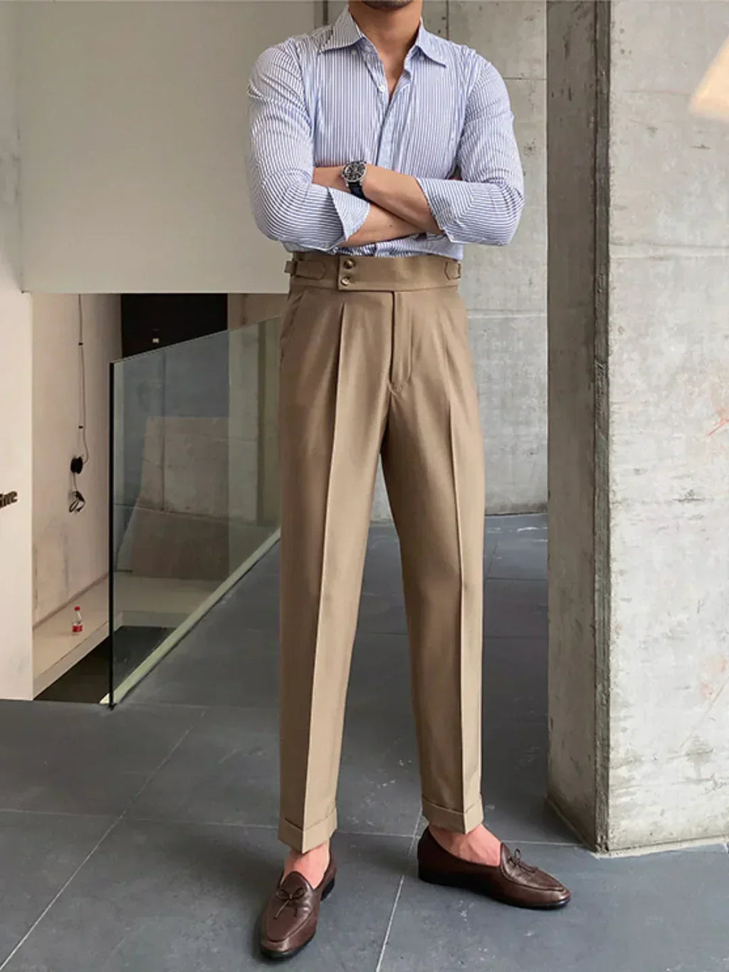 Valentín, Pantalón sastre de cintura alta, color camel, vista frontal de cuerpo entero, vista principal