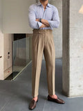 Valentín, Pantalón sastre de cintura alta, color camel, vista frontal de cuerpo entero, vista principal