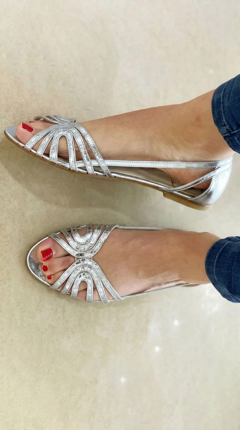 Sandalias doradas con textura de Valentina Montier, vista complementaria