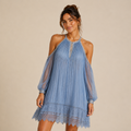 Vestido mini plisado con hombros abiertos Elvira en azul, vista principal