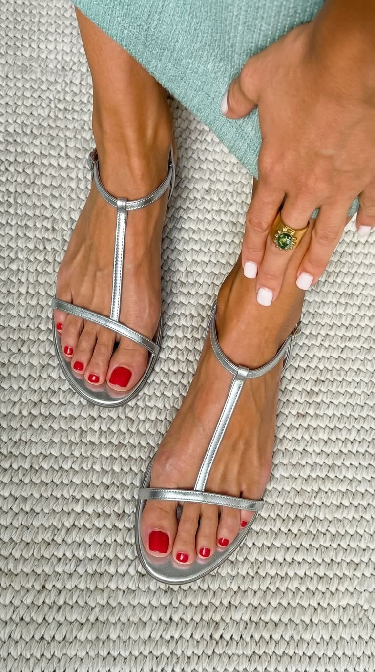 Sandalias planas doradas de Valentina Montier, detalle del diseño