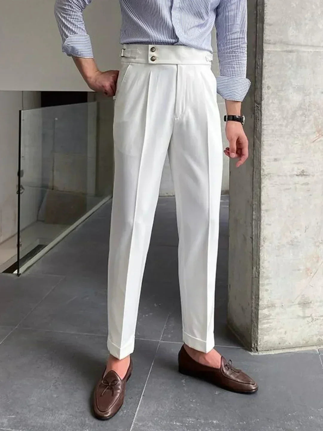 Valentín, Pantalón sastre de cintura alta, color blanco, vista frontal de cuerpo entero, detalle del diseño