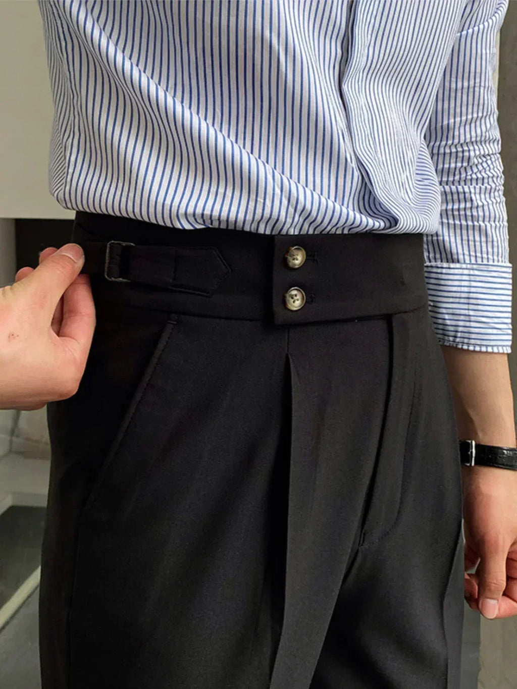 Valentín, Pantalón sastre de cintura alta, color negro, detalle de cintura y doble botón, vista complementaria