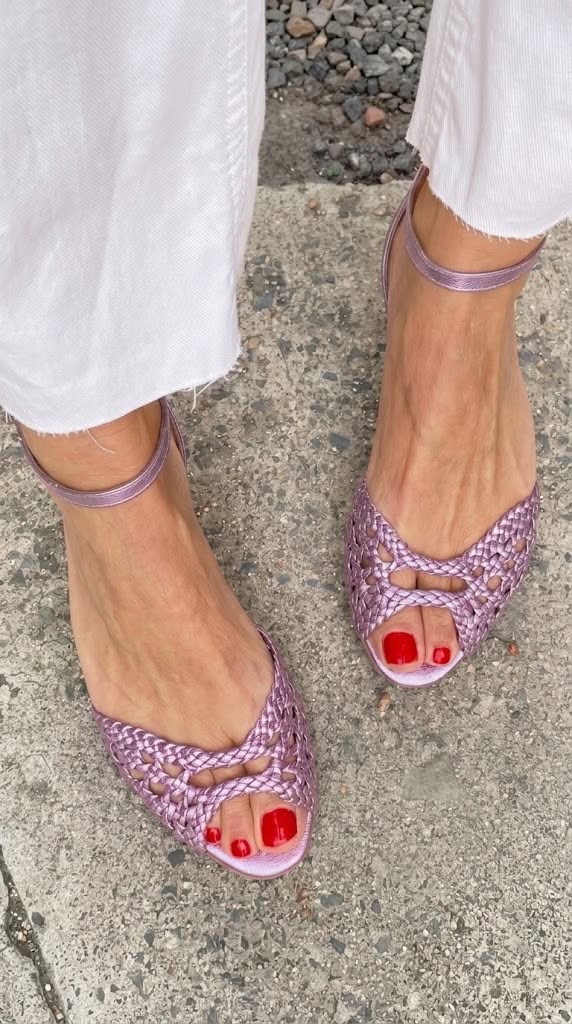 Sandalias trenzadas con pulsera de Valentina Montier, detalle del diseño