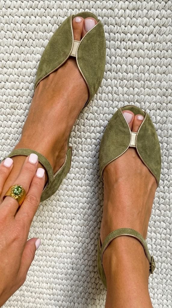 Sandalias cruzadas verde salvia de Valentina Montier, detalle del diseño