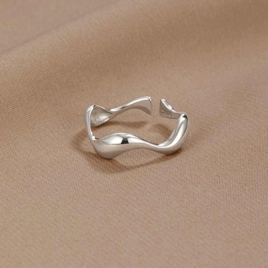 Anillo de olas plateado