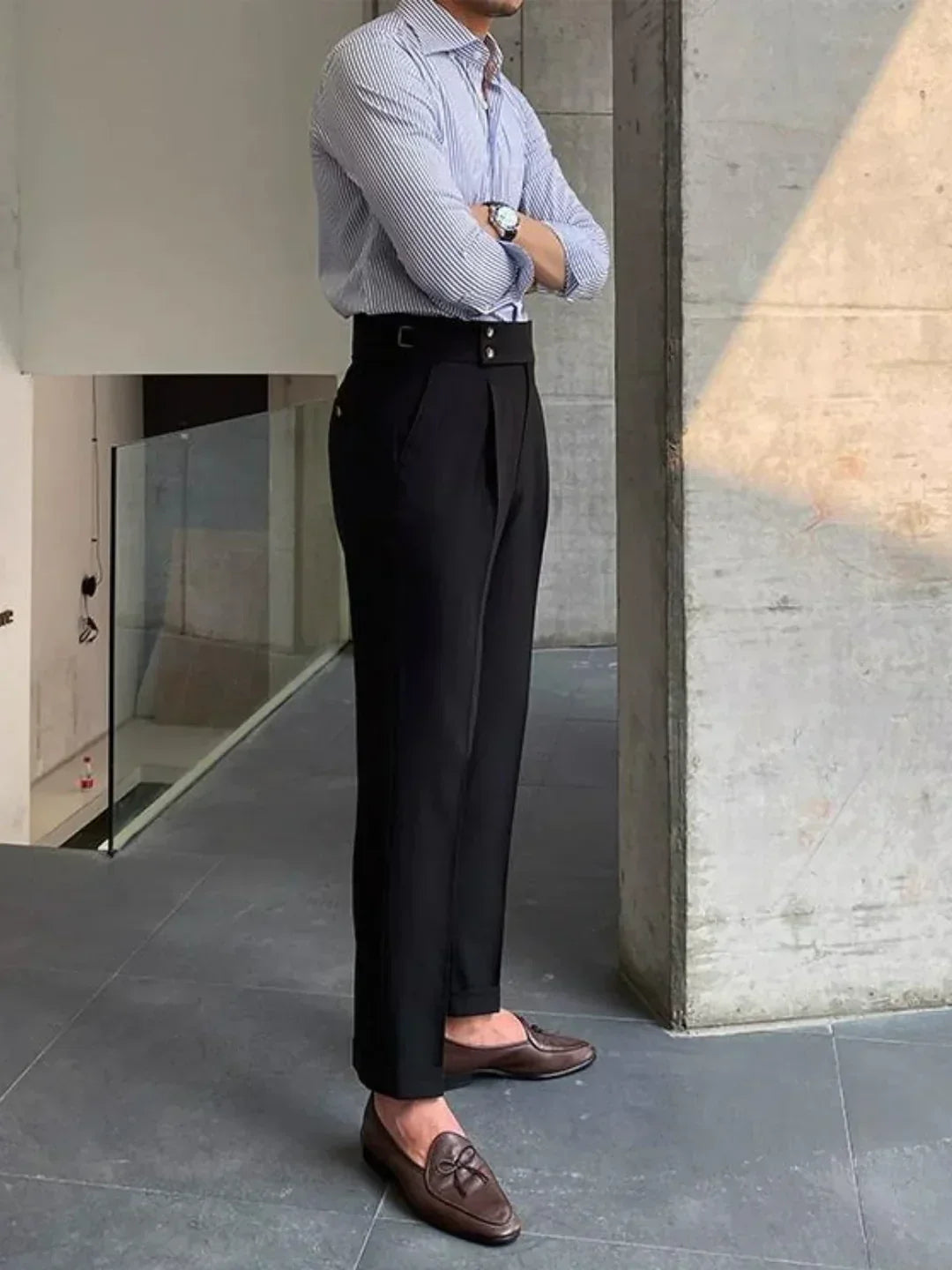 Valentín, Pantalón sastre de cintura alta, color negro, vista lateral de cuerpo entero, vista complementaria