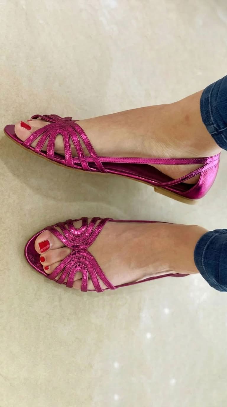 Sandalias doradas con textura de Valentina Montier, detalle del diseño