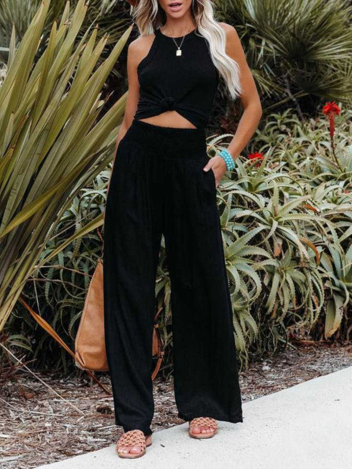 Pantalón largo fluido de tiro alto de Valentina Montier, detalle del diseño