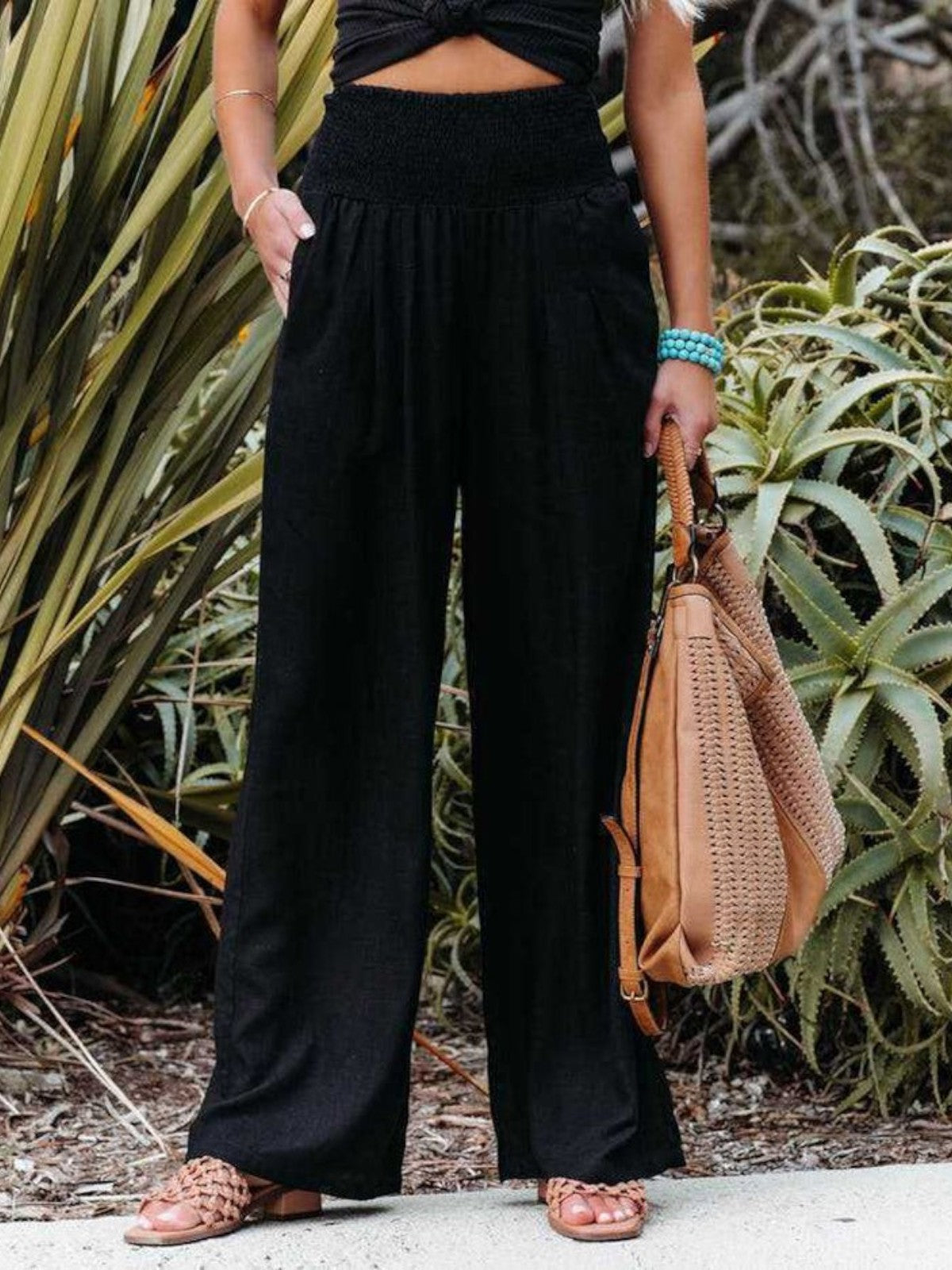 Pantalón largo fluido de tiro alto de Valentina Montier, detalle del diseño