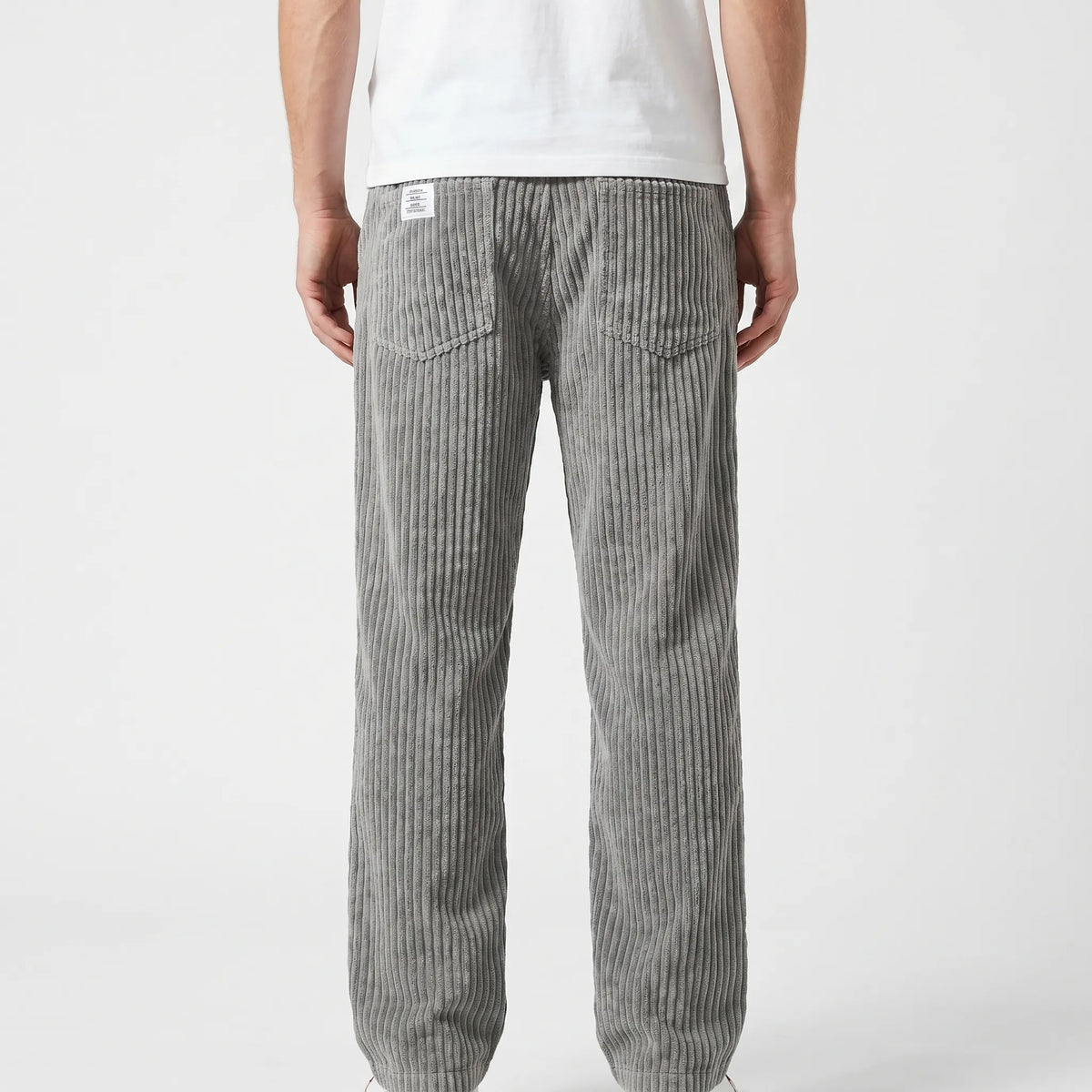 Borja, Pantalón de pana de corte relajado, color gris, vista posterior de cuerpo entero