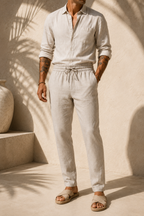 Fermín, Pantalón de lino de corte cónico, color beige, estilismo editorial, detalle del diseño