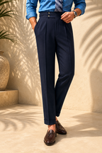 Valentín, Pantalón sastre de cintura alta, color azul marino, estilismo editorial, detalle del diseño