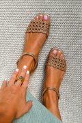 Sandalias doradas cruzadas de Valentina Montier, vista principal