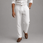 Rafael, Pantalón de pinzas estilo Riviera, color blanco, vista de cuerpo entero, detalle del diseño