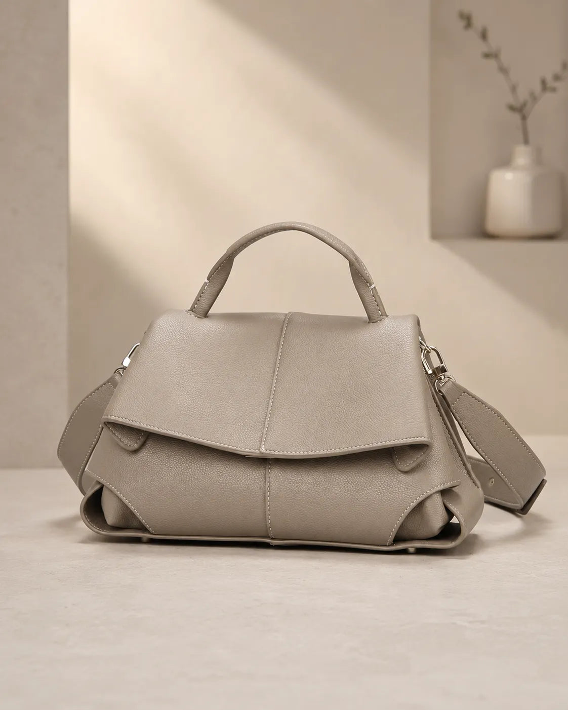Coral | Bolso satchel con pliegues esculpidos