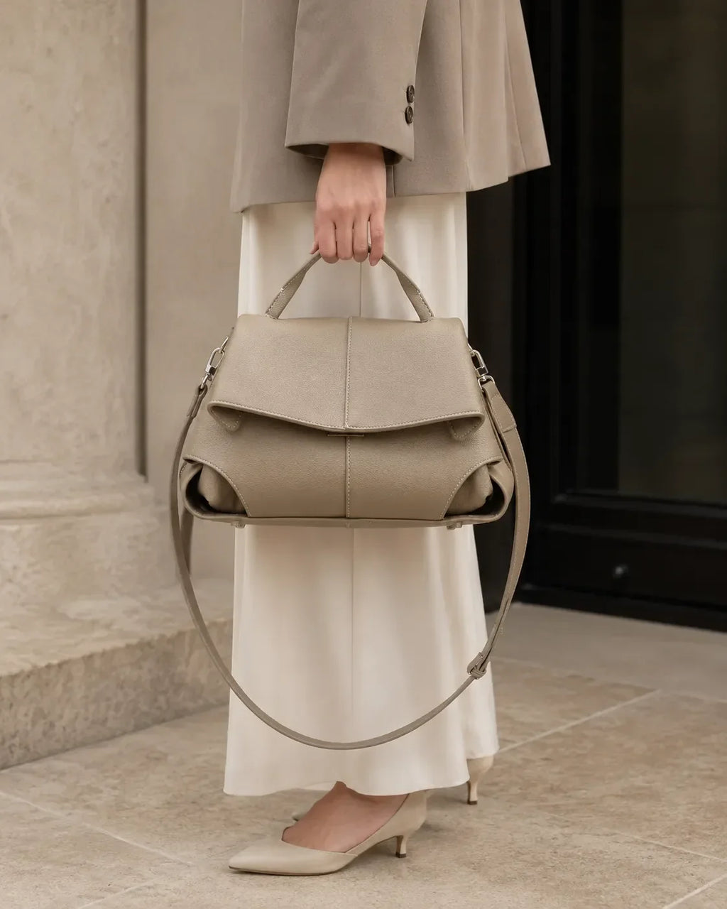 Coral | Bolso satchel con pliegues esculpidos