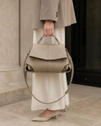 Coral | Bolso satchel con pliegues esculpidos
