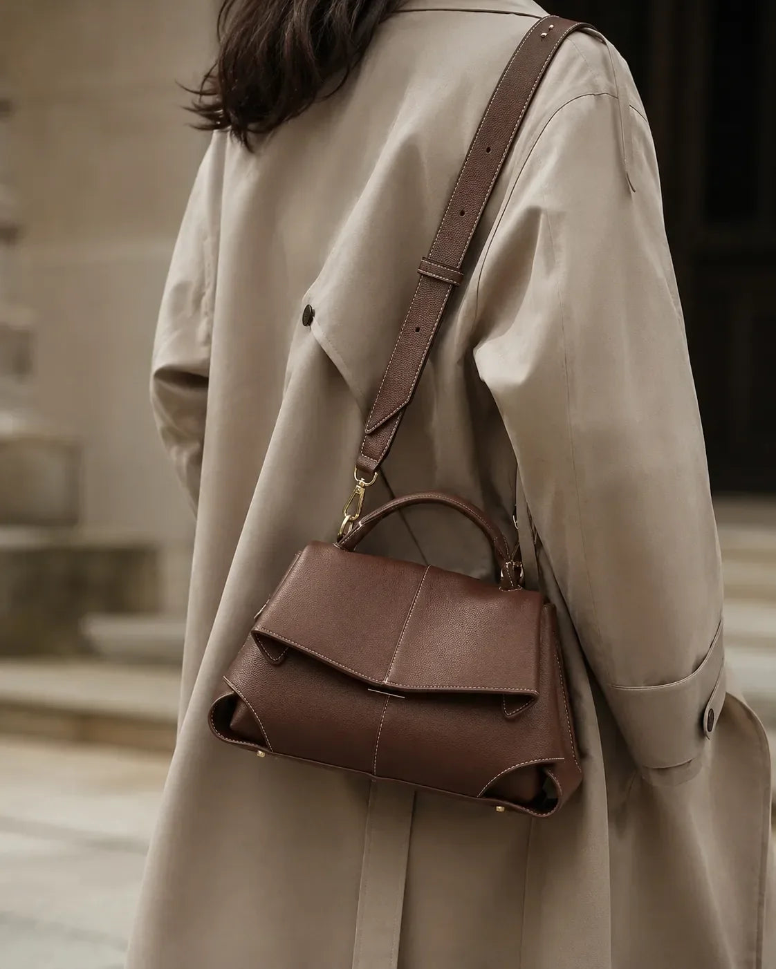 Coral | Bolso satchel con pliegues esculpidos