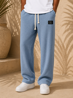 Bruno, Pantalón relajado de pernera ancha, color azul claro, estilismo editorial