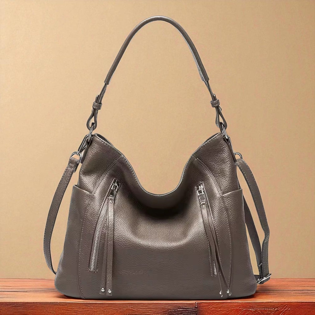 Bolso de mano minimalista de Valentina Montier, detalle del diseño