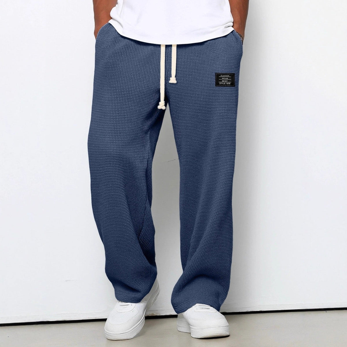 Bruno, Pantalón relajado de pernera ancha, color azul marino, vista frontal