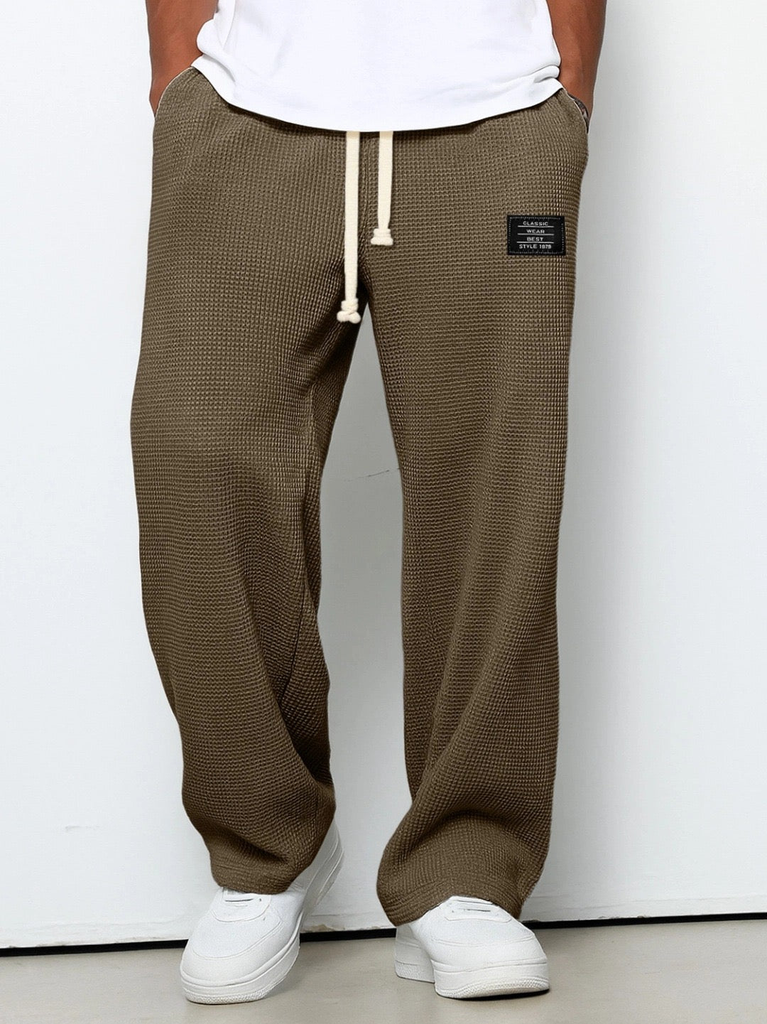 Bruno, Pantalón relajado de pernera ancha, color marrón, vista frontal