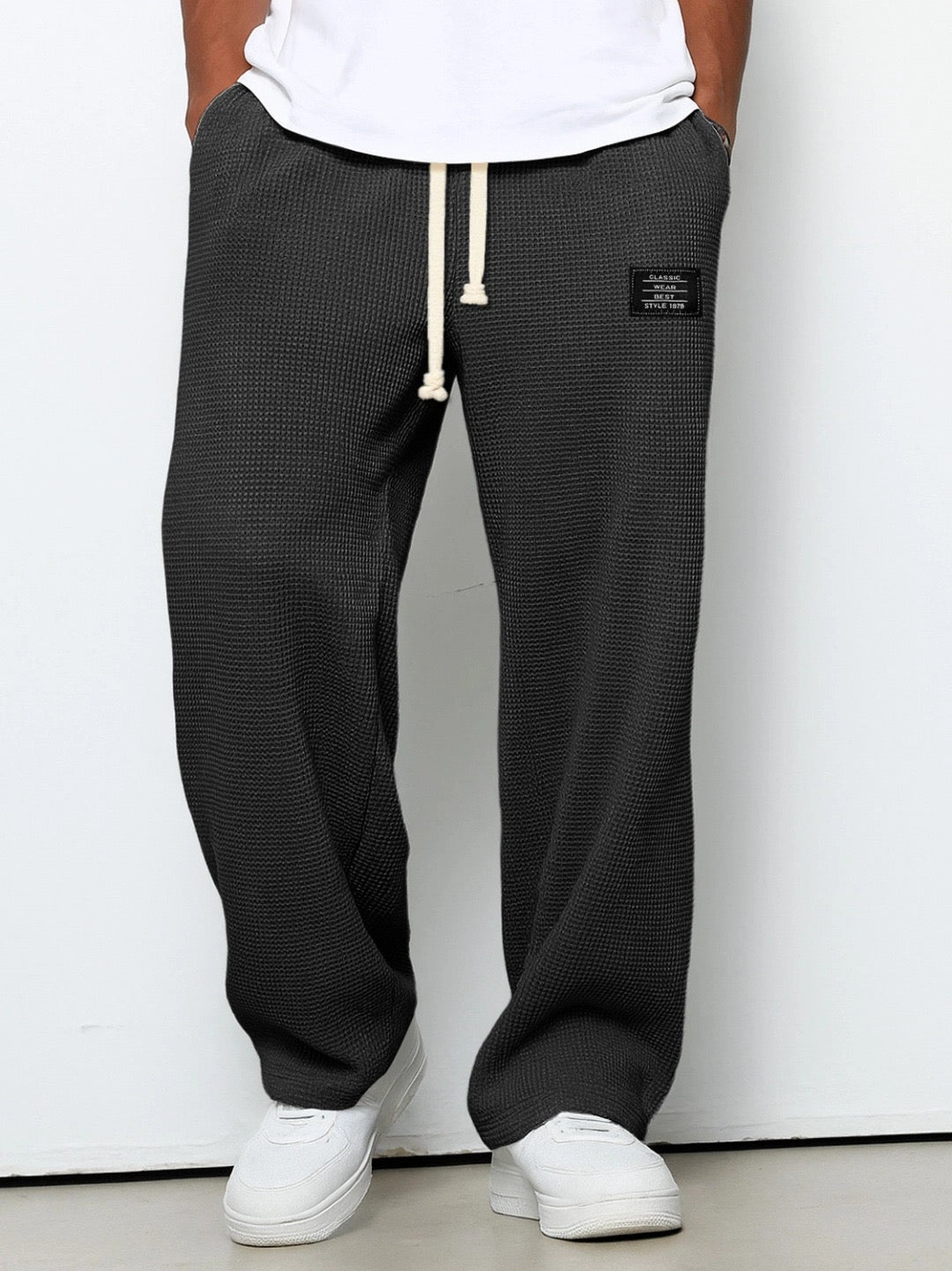 Bruno, Pantalón relajado de pernera ancha, color negro, vista frontal
