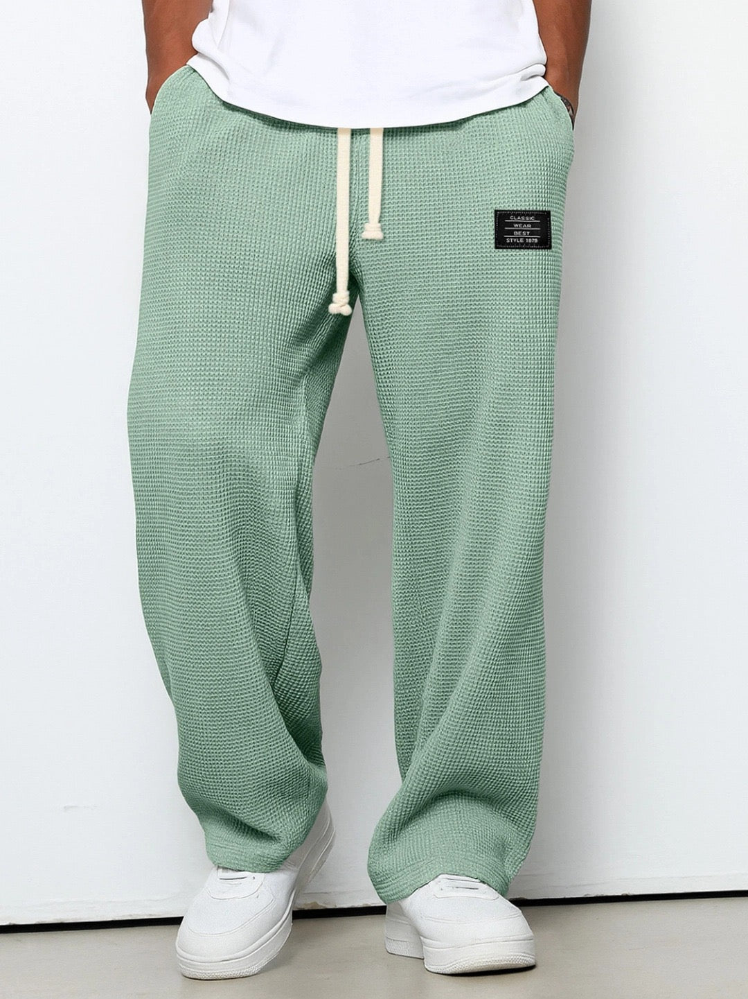 Bruno, Pantalón relajado de pernera ancha, color verde claro, vista frontal