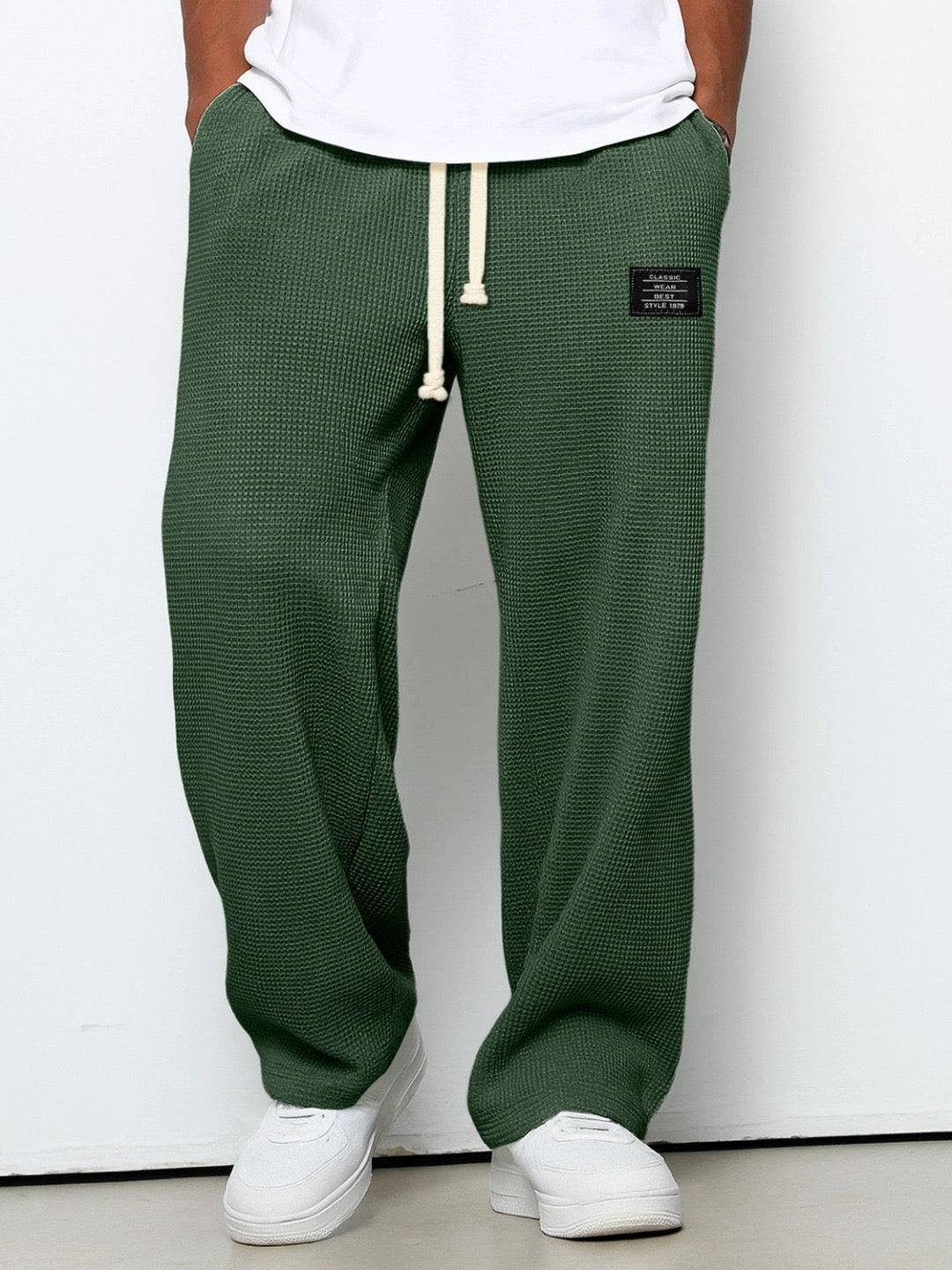 Bruno, Pantalón relajado de pernera ancha, color verde oscuro, vista frontal