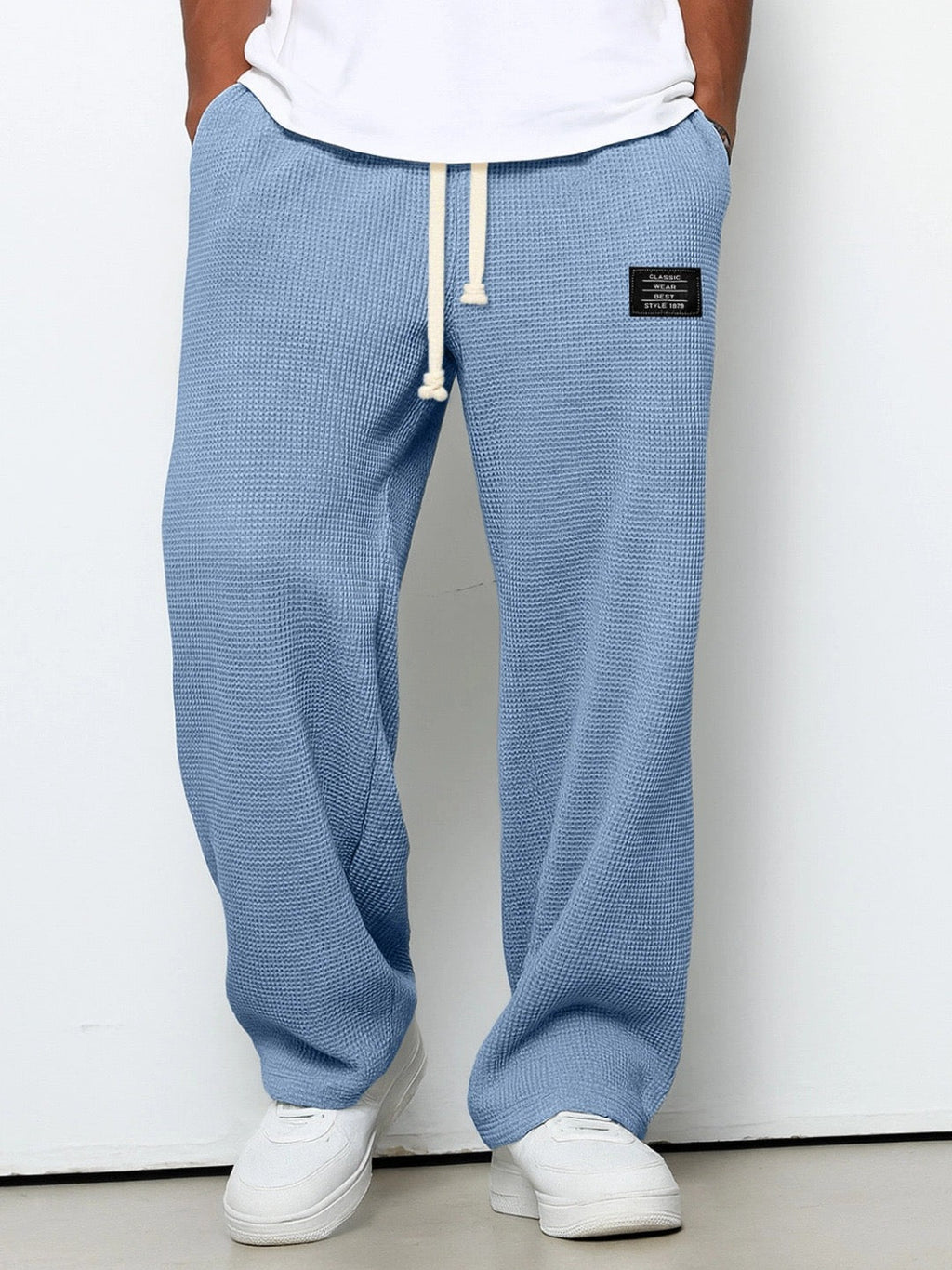 Bruno, Pantalón relajado de pernera ancha, color azul claro, vista frontal