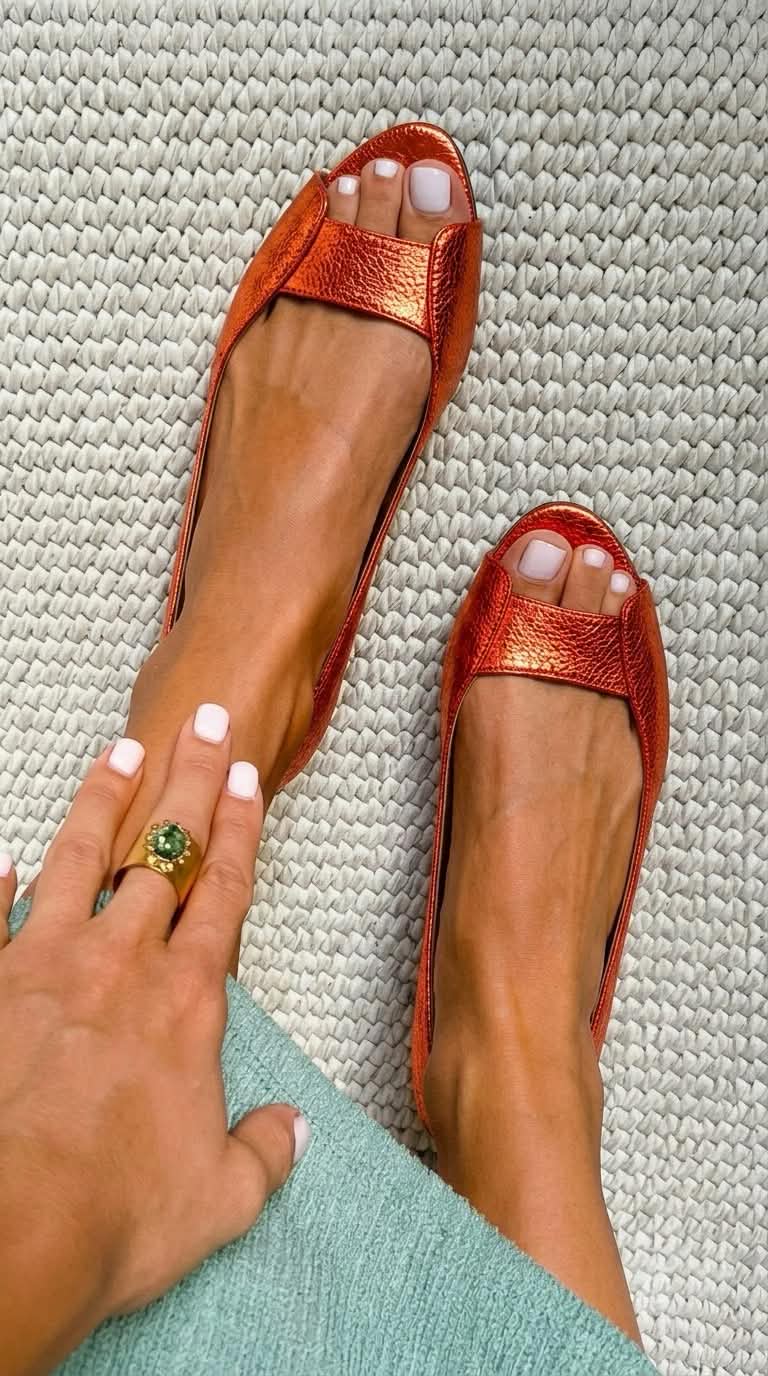 Sandalias planas de líneas limpias de Valentina Montier, detalle del diseño